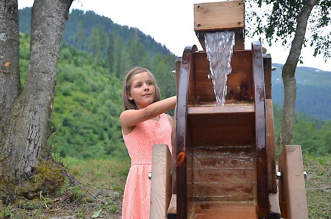 Ein Kind erfreut sich am neu gestalteten Wasserspiel.