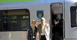 Gemeinder&auml;tin Kerstin Theler und Gemeindepr&auml;sident Christoph Meichtry vor dem frisch getauften Zug.