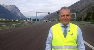 Staatsrat Jacques Melly vor dem Ostportal des gedeckten Einschnitts Turtmann.