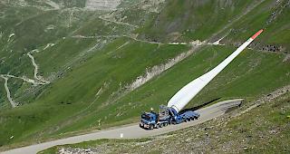 Unterwegs. Neun dieser 45 Meter langen Rotorbl&auml;tter...