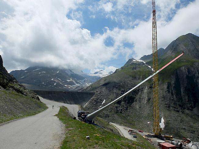 ...und dort von einem 115 Meter hohen Kran installiert.