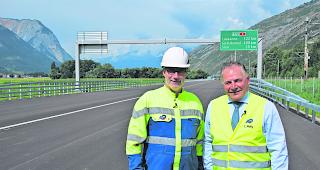 Informierten. Staatsrat Jacques Melly (rechts) und Martin Hutter, Chef des Amtes f&uuml;r Nationalstrassenbau, gew&auml;hrten gestern Einblick in die Schwierigkeiten, die der Abschnitt an die Verantwortlichen stellte. 