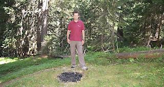 Willy Werlen ist best&uuml;rzt &uuml;ber die &laquo;wilde&raquo; Feuerstelle im Schutzwald oberhalb Reckingens.