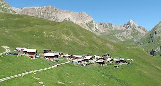 Obern-Galm oberhalb von Guttet-Feschel: In dieser Idylle wird auch K&auml;se f&uuml;r die Amis produziert.