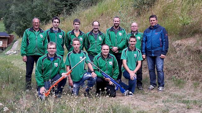 Die Feldschützen Staldenried sind stolz auf ihre neue KK-Anlage; auch Weltmeister Marcel Bürge (rechts) freut sich mit.