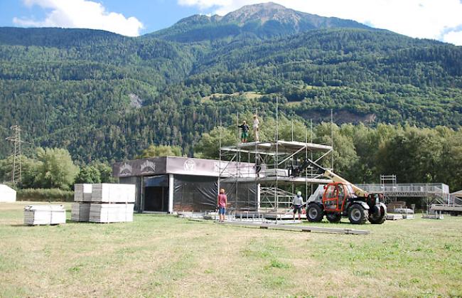 Die Aufbauarbeiten am Openair Gampel sind in vollem Gange.