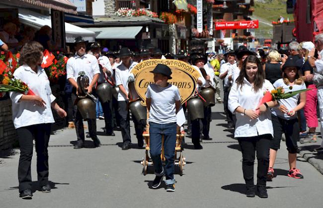 Interessante Einblicke in die Schweizer Kultur am Folklore Festival in Zermatt.