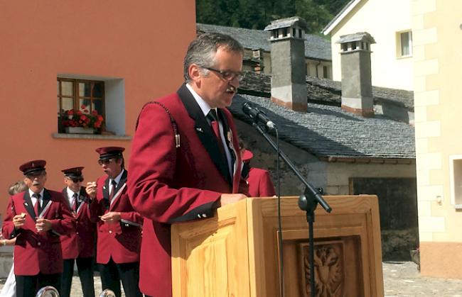 Ansprachen. Gemeindepräsident Martin Rittiner begrüsst den neuen Pfarrer.