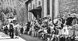 Gut besucht. Zahlreiche Zuschauer s&auml;umten die Zermatter Strassen.  