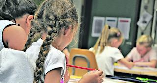 Mit Verstand und Bleistift. Wille und Konzentration geh&ouml;ren beim Finden der passenden L&ouml;sung dazu: Die Sch&uuml;lerinnen und Sch&uuml;ler der 3HB A im Schulhaus Hellmatten l&ouml;sen die kniffligen Aufgaben im Arbeitsblatt zur Mathematik.  