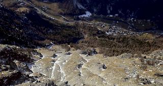 In Bewegung. Gesteinsmassen an der &ouml;stlichen Talflanke stellen ...