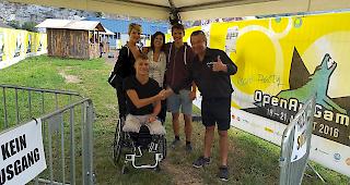 Der erste Gast wird von Aldo Rotzer pers&ouml;nlcih begr&uuml;sst. Die Gruppe kommt extra aus der Deutschschweiz ans Gampel.