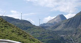 Von der Nufenen-Passstrasse aus gesehen prangen die beiden heute bestehenden Windr&auml;der markant in der Landschaft.