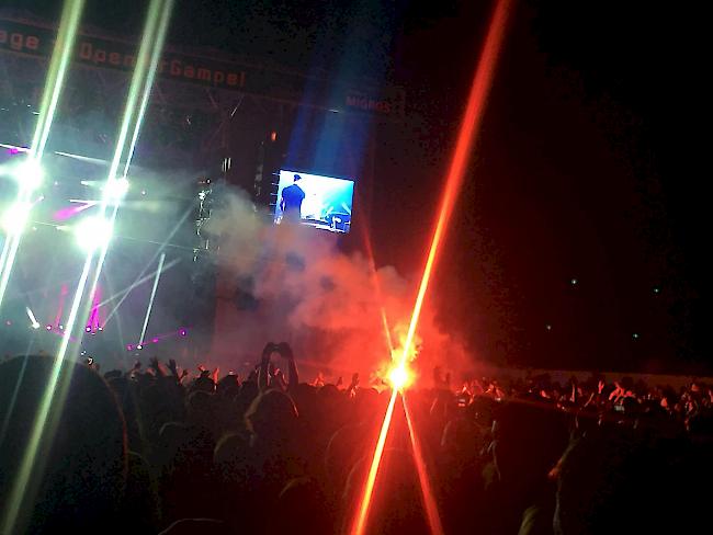 Fackelhoch. Am Konzert der Band K.I.Z wurden im Publikum Pyros gezündet.