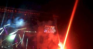 Fackelhoch. Am Konzert der Band K.I.Z wurden im Publikum Pyros gez&uuml;ndet.