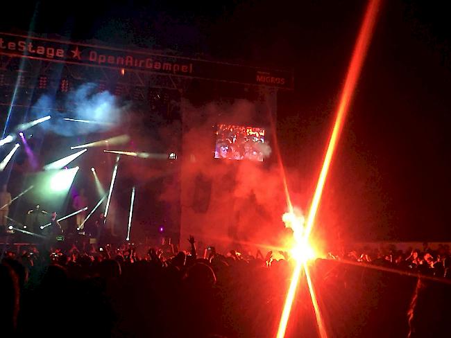 Fackelhoch. Am Konzert der Band K.I.Z wurden im Publikum Pyros gezündet.