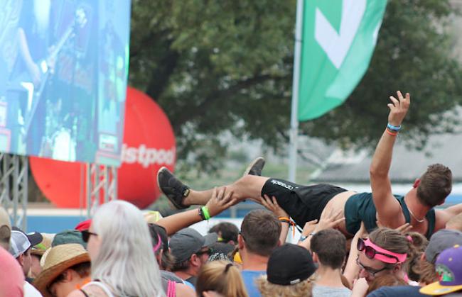 Stage-Diving darf an einem Rock-Konzert nicht fehlen.