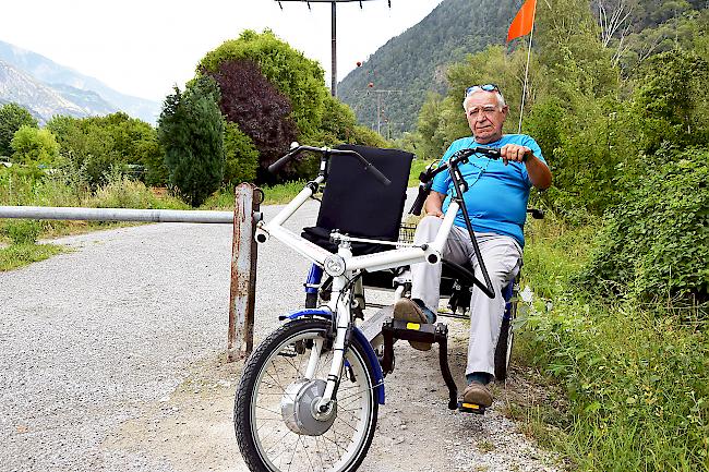 Nur wenig Platz – Weil sich auf dem Veloweg bei Gampel Barrieren befinden, wird der Fahrspass von Tandem 91 getrübt.