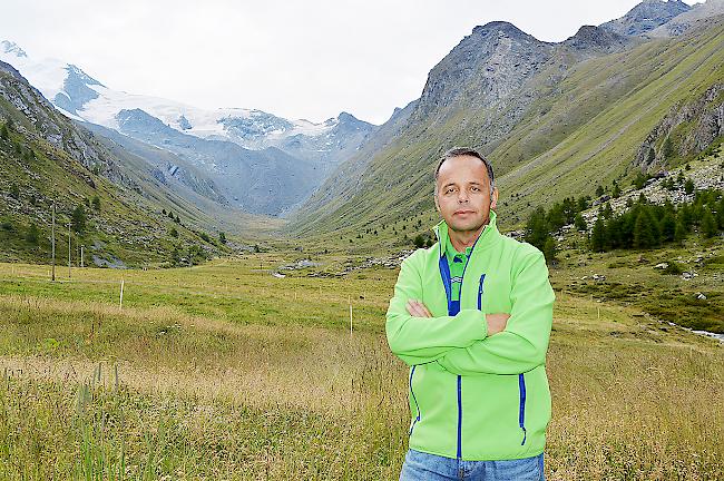 Gemeindepräsident Mario Fuchs im Gebiet, welches unter Schutz gestellt werden soll.