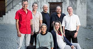 Sitzend (von links): Laetitia Heinzmann Bellwald, Enya Pfammatter; stehend (von links): Bendicht Bay
Mengis, Jonathan Erpen, Adrian Streun, Gilbert Truffer-Dias und Thomas Antonietti.