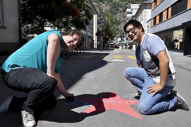 Die beiden Organisatoren Joey Kühlberger (links) und Billy Bregy beim Verzieren der Sterne beim Walk of Fame an der Furkastrasse.