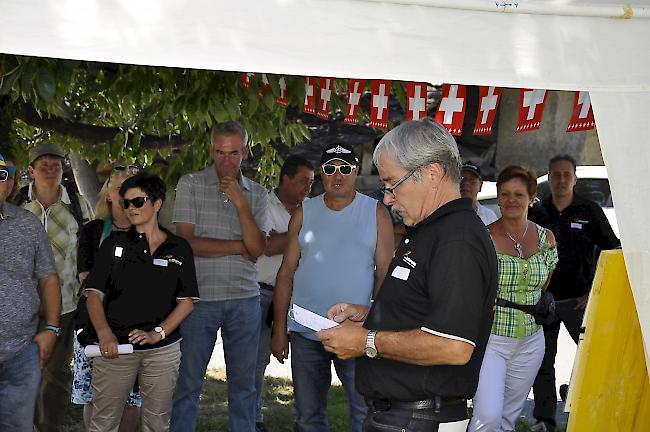 Amadée Leiggener informiert über das Schwarznasenschaf beim Stand der Stallung Gsponer in St. German.