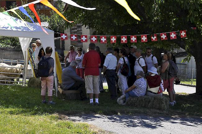 Aufmerksame Zuhörer am Stand der Stallung Gsponer.