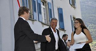 Ein gl&uuml;cklicher Moment: Absolventin erh&auml;lt ihr Diplom und Gratulationen.