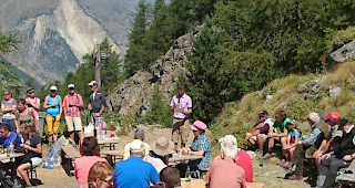 Die Teilnehmerinnen und Teilnehmer der Er&ouml;ffnungsfeier wanderten von der T&auml;schalp bis nach Tuftern. Hier beim Zwischenhalt unmittelbar beim T&auml;schwang.