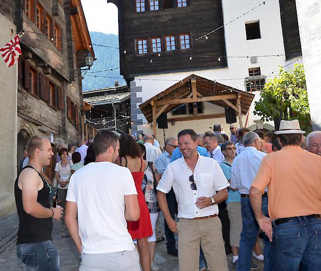 Lebendige Stimmung im alten Dorfteil von Stalden.