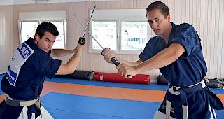 Martin Julier (l.) &uuml;bernimmt die Geschicke der Sustner Yoseikan Budokas mit L&eacute;on Hischier.