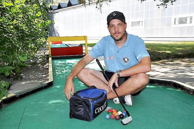 Alain Indermitte auf der Minigolfanlage des MC Rhone in Gampel.