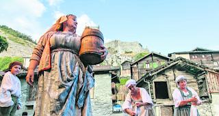 Eingebettet. Das Schauspiel findet vor historischer Kulisse statt (im Hintergrund der Dorfkern und die Burgruine). 