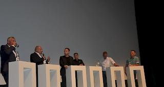 Durch das mit verschiedenen G&auml;sten besetzte Podiumsgespr&auml;ch f&uuml;hrte Marco Decurtins (Dritter von links).