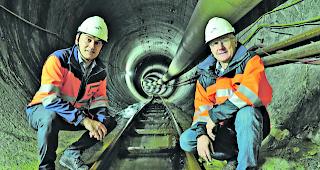 Nassbereich. Raoul Albrecht (links) und Paul Michellod in der R&ouml;hre, durch die k&uuml;nftig das Wasser in das unterirdische Kraftwerk fliesst.  