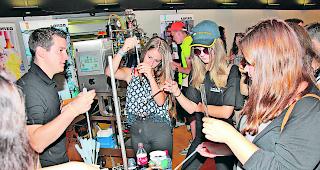 Experimentieren. Am Stand der Lonza AG pr&ouml;belten die Kids unter Aufsicht eines Fachmanns mit allerlei Chemikalien herum. 