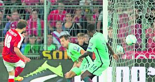 2:0. Ein Schweizer Konter landet bei Seferovic, der von der Grundlinie aus Admir Mehmedi bedient. Dieser schiesst aus 14 Metern &uuml;berlegt. 