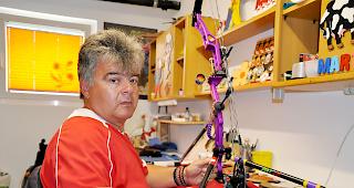 Martin Imboden pr&auml;pariert seinen Bogen.