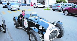 Startklar. Die Oldtimer-Besitzer starten ihren Ausflug ins Tessin. Oben ein MG, unten der letzte Amilcar P&eacute;gase (links) und ein Riley TT Sprite. Die Fahrzeuge bewegen sich in Preisklassen von mehreren Zehntausend bis Hunderttausend Franken.  