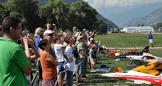 Nackenstarre-Gefahr. Die Airtistica zog zahlreiche Besucher an.