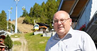 Gr&auml;chens Gemeindepr&auml;sident Christof Biner vor der Hannigalpbahn.