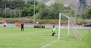 Mittendrin. Ein Schiedsrichter bei einem regionalen Fussballspiel im Oberwallis. Ohne Unparteiische kann kein Fussballspiel angepfiffen werden.