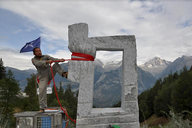 Der Steinbildhauer Yang Liu aus China knotet seine Skulptur zusammen.
