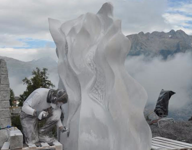 Endspurt. Vincent Beaufils-Hourdigas aus Frankreich hämmert noch grobe Stücke aus seiner Skulptur