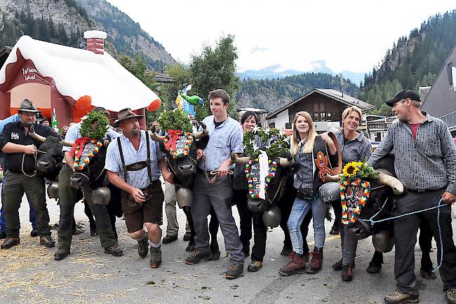 Stolze Züchter präsentieren ihre Tiere und ...