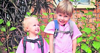 Voll in rosa. Ella und Bruder Milo in ihrem zuerst noch gew&ouml;hnungsbed&uuml;rftigen Alltagslook f&uuml;r den Gang in den Kindergarten.  
