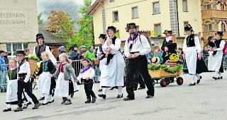 Gastgeber 2019. Die Walser-Gruppe Ferden beim Umzug. Rund 100 L&ouml;tschentalerinnen und L&ouml;tschentaler waren in Arosa und freuten sich &uuml;ber die Zusage f&uuml;r das Treffen 2019. 