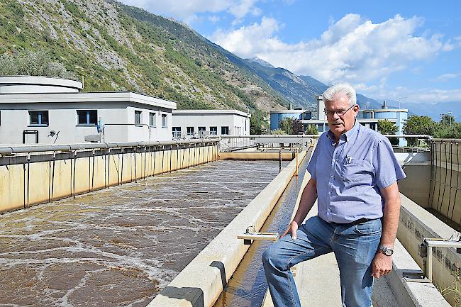 Der Betriebsleiter der ARA «Radet», Reinhard Bregy, vor einem Reinigungsbecken.