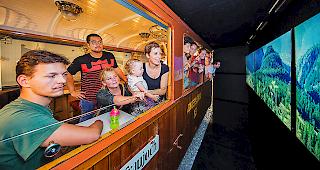 Im Original-Eisenbahnwagen der Jungfraubahn werden Fahrten virtuell nachgestellt.