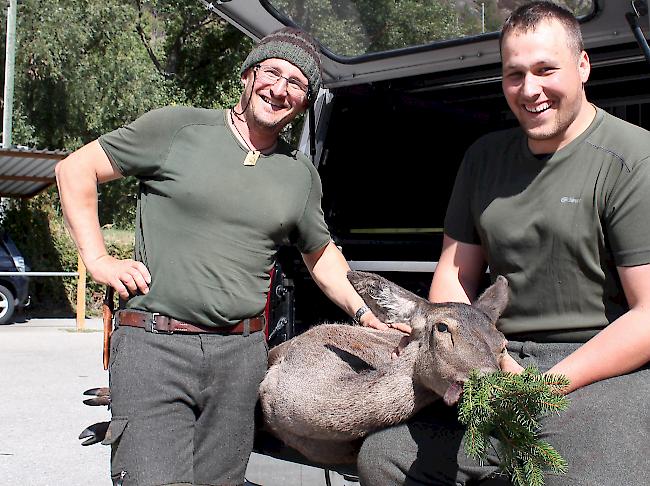 Schütze Sebastian Borter (rechts) und Diana-Brig-Präsident Christian Ludi  konnten beim Kontrollpunkt der Wildhut in Gamsen bereits das vierte erlegte Hirschwild vorweisen.